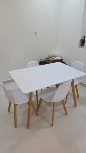 طاولة وسط مع طاولة سفره