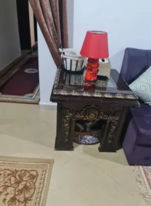 للبيع طاوله تقديم وطاوله جانبيه بحاله ممتازه  ودفايه زيت