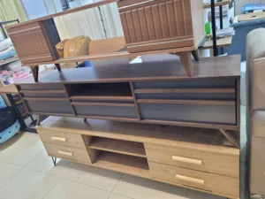 طاولة تلفاز موديل جديد وراقي جدا وسعر مناسب متوفر حاليا للتسليم