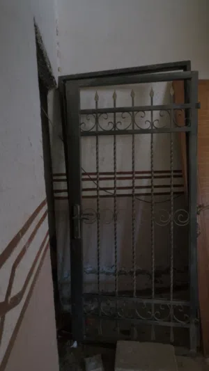 باب حديد مع حلق