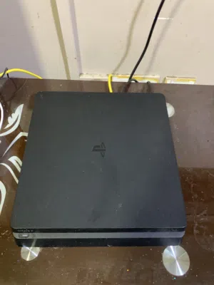 بلستيشن 4 اسلم استعمال خفيف معى يد ين حالتها جيدا جدا معى شريط لعبه قراند الجهاز لا يعاني من اي شي