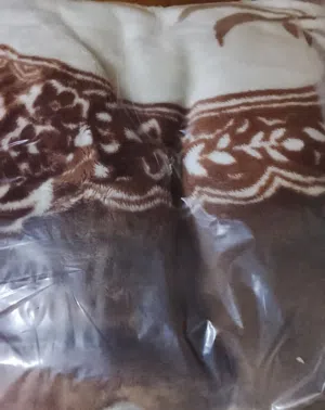 حرام تقيل  لون بيج وبني مزخرف بحالة جيدة جدا..صيني الصناعة ملمس ناعم ودافئ