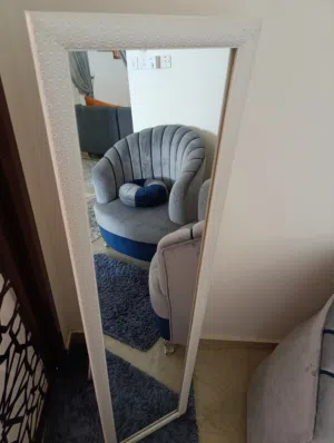 مرايه طويله باطار ابيض لامع و مسند