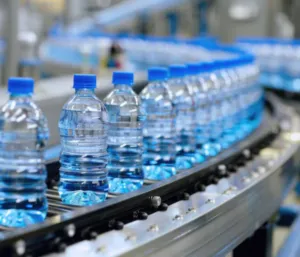 خطوط إنتاج متكاملة ذكية – لمياه الشرب والعصائر والألبان (العبوات 250 مل، 330 مل، 500 مل، 1.5 لتر)