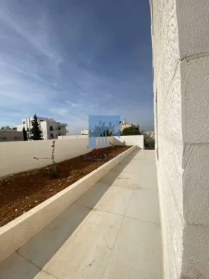 شقة فاخرة للبيع في الجندويل  -  قرب المتصرفية 170م مع حديقة وترسات 80م تشطيب سوبر ديلوكس بسعر مغري