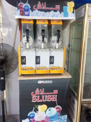 مكينة سلاش بحالة ممتازة + طاولة مخصصه