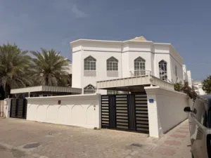 300 m2 More than 6 bedrooms Villa for Rent in Muscat Qurm