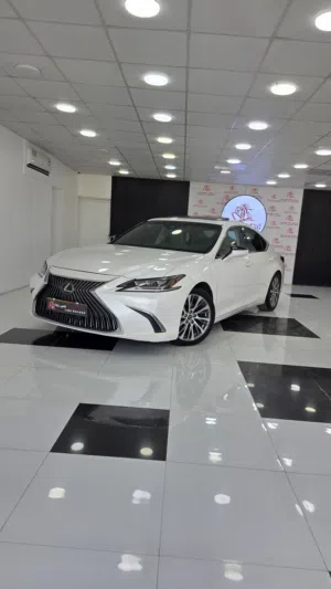LEXUS ES 350 Luxury 2019 فرصة ذهبية لعشاق الفخامة والرقي الأناقة اليابانية • الراحة المطلقة •