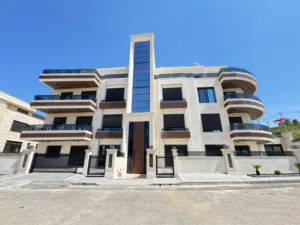 روف للبيع بأجمل موقع في رجم عميش طريق المطار مساحه 192 م وترس خارجي 220م سكن خاص