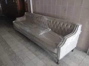 للبيع قطعه كنب طويله قطعه واحده استعمال خفيف