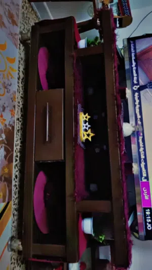 طاولة تلفزيون بحالة جيدة جدا