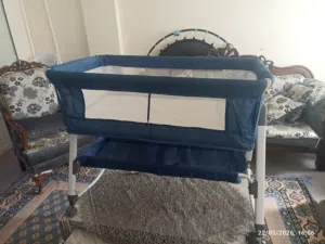 سرير اطفال حتى عمر سنه الى سنتين مع هزاز