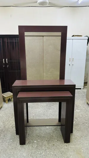نفصل طاولات وخلفيه اسماء باللونين (ابيض -بني) للحفلات او الضيافه او الاثاث (الوصف)