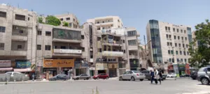 مجمع تجاري للبيع مكون من 6معارض تجاريةو اربع مكاتب في أقوى مناطق العبدلي من المالك مباشرة بدخل 10%