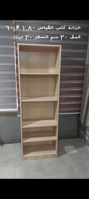 خزانة للكتب بحالة جيدة