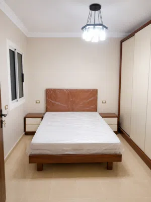 غرفة نوم عمولة جديدة و لم تستعمل ( سرير + 2 كومود + دولاب + تسريحة )