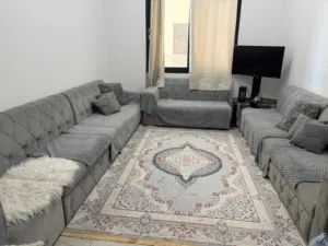 طقم كنب مع 3 طاولة صغيرة استعمال خفيف السعر قابل للتفاوض
