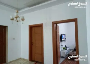 فيلا فاخرة مكونة من دورين وملحق بتصميم عملي ومساحات واسعة، مناسبة للسكن العائلي الراقي والاستثمار.