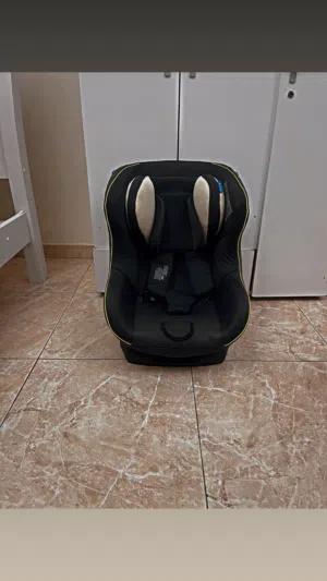كرسي سيارة للأطفال شبه جديد