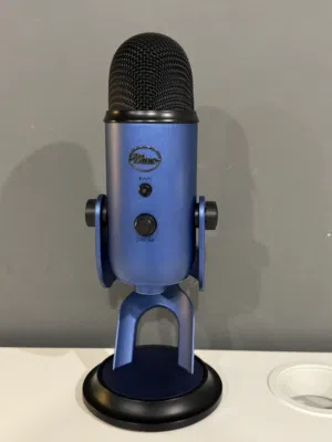 مايك Blue Yeti USB يدعم أنماط تسجيل متعددة مع مخرج سماعة وتحكم مباشر بالصوت والكتم، (بدون ارجاع) .