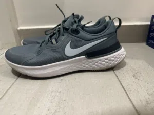 4 احذية رياضية Nike و Under Armour