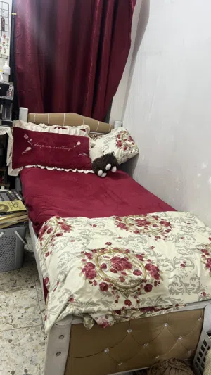 سرير نفر واحــد مستعمل قليل