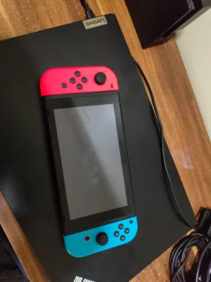 للبيع: Nintendo Switch نيون (أحمر/أزرق)