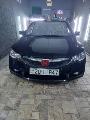 سيارة هوندا سيفيك (Honda Civic) موديل 2009 هايبرد، باللون الأسود الملوكي.