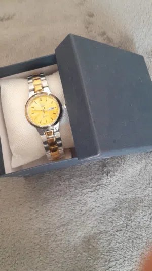 للبيع ساعه نسائية ..........