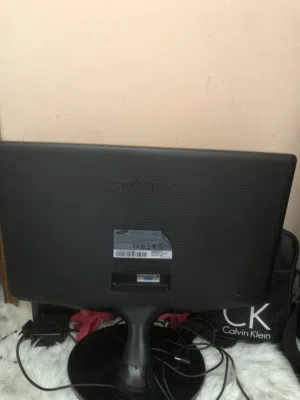 شاشه سامسونج  حجم 215انش.  دقه عالية نوعLED  سعر بس على 80 شيكل