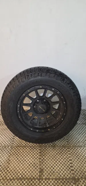 للبيع جنوط وطارات حجرية مقاص 265 70 R 17