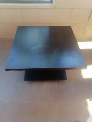 طاولة وسط مع طاولة جانبيه
