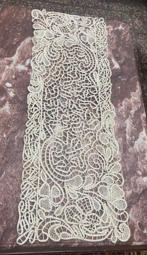 مفرش لاسيه اوف وايت عرض 35 سم والطول 90 سم