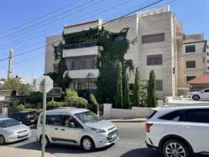 � للإيجار مكتب من المالك مباشرة – طابق أول في رام الله / الشرفة