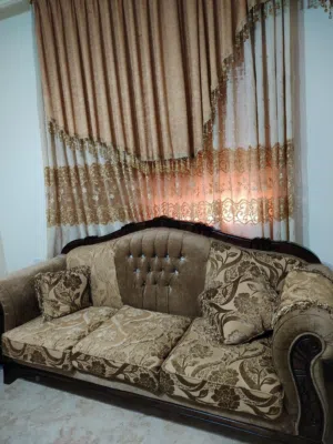 طقم 7 مقاعد بحاله الوكاله معه طاوله بالوسط البرادي مجانا البيع بسبب ضيق المكان