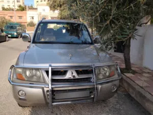 ميتسوبيشي باجيرو 2006 مع رقم رباعي