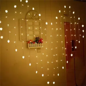 سلسلة إضاءة LED على شكل قلب تُستخدم عادةً لأغراض الزينة.