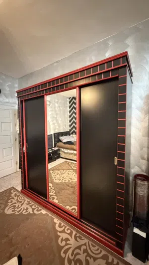 دولاب ملابس نظيف وعملي