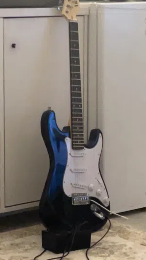 قيتار كهربائي مستعمل شهر شهرين فقط بس في شق بسيط تحت ما يأثر مع مكبر صوت حلو و ريشه كل شي با 25 فقطط