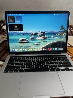 Mac book للبيع موديل 2020 نضيفة جداً استخدام قليل جداً