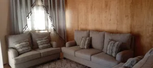 طقم كنب 7 مقاعد مع مكيته وبرداي بحال الوكاله