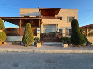 الجبيهه شارع الأردن حي المنصور فيلا شبه قصر مكونه من 3 سكنات سكن عائلي مميز واطلاله للبيع بسعر مغري