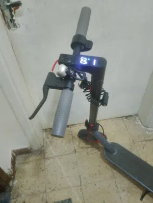 سكوتر كهرباء بالاردن علا ثلث سرعات ايكو ودرايف وسبورت اعلى شيء سرعه 35 عليه بريك ومعه شاحن وعليه ضوء