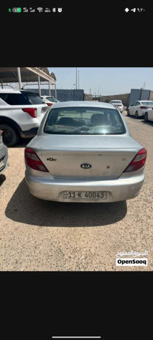 السلام عليكم..  سيارة كيا ريو (Kia Rio) صالون، موديل [ 2000 ]، اللون فضي للبيع.