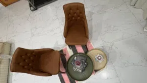 كرسيين و طاولتين جدد