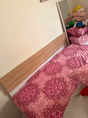 سرير بحالة ممتازه جدا للبيع مع الفرشه نظيفة جداً
