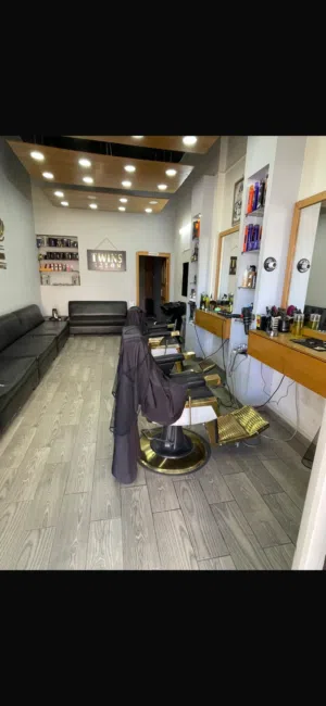 للبيع: ديكور صالون حلاقة رجالي — شبه جديد وبحالة ممتاز