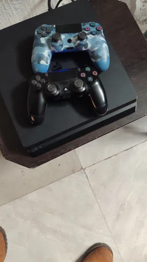 بلايستيشن 4 مع ديتين و 8 سيديهات ps4