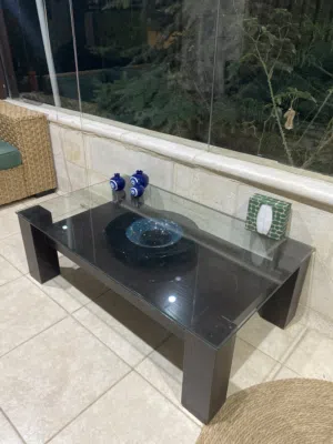 طاولة خشبية مع زجاج فوقها للبيع