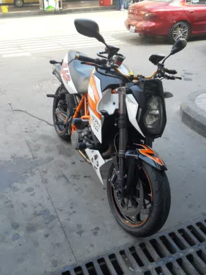 KTM Super Duke 990CC STRET 2013 مرخصة سنة كاملة كل اشي فيها اصلي معها خوزة جكيت كي تي ام من الشرك